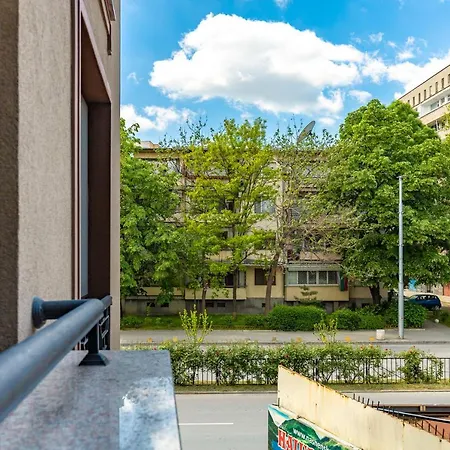 1bd Flat Near The Center Of
